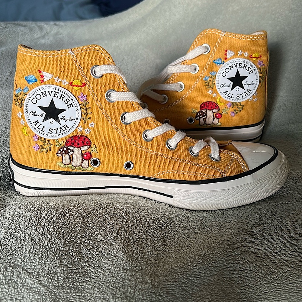 Converse chuck taylor All Star Woman8 Mens6 Gold with Mushrooms Excellent cond